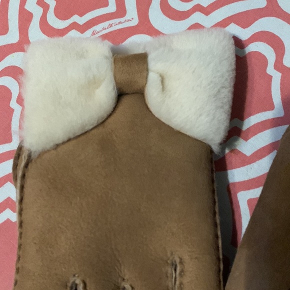 Ugg Winter Gloves **SOLD - Picture 3 of 4